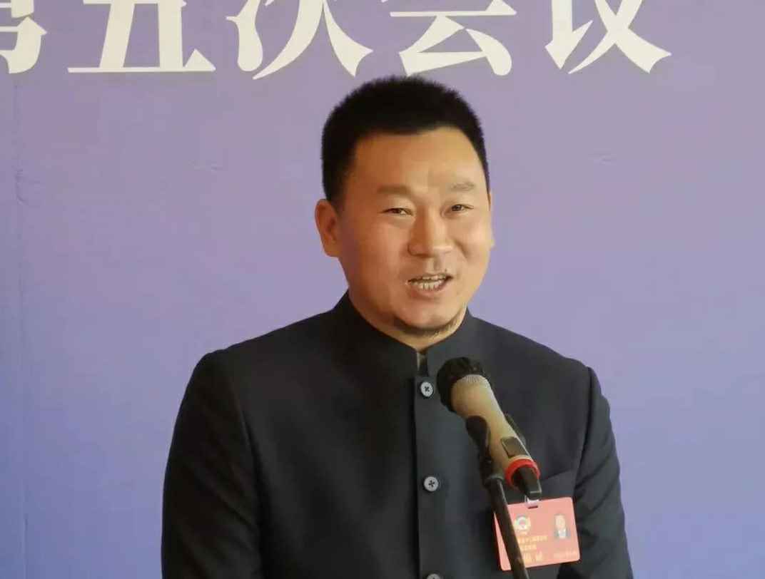 202204221343.jpg 为进一步展示市政协团结、民主、开放、自信的形象,向市民和网友展示政协委员的履职风采,中山市政协十二届五次会议在2月4日上午开幕前开设“委员通道”,市政协委员、珠海煜城旅游地接服务有限公司公司总经理陈朝阳走进“委员通道”,回应社会关切的问题。他就如何做好城市应急管理规划的问题进行发言,并回答记者提问。.jpg